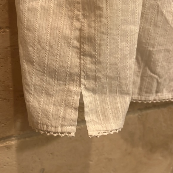 Gorgeous summer camisole style blouse. - Picture 4 of 7